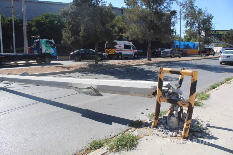 $!Poste de concreto de la CFE colapsado tras el choque, dejando parte del cableado sobre la vialidad.