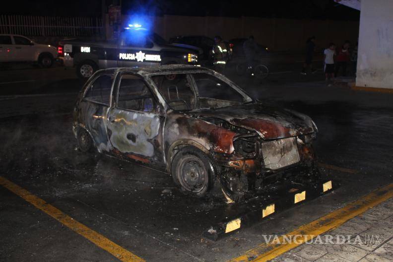 $!El vehículo, un Chevy naranja, quedó completamente destruido tras el incendio ocurrido en la sucursal de la CFE en Saltillo.