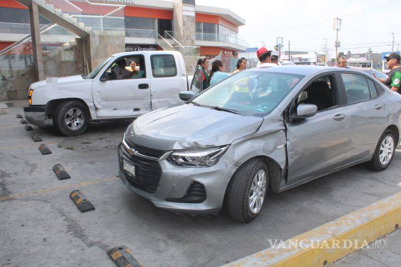 $!Tres vehículos resultaron dañados tras la maniobra indebida de la conductora.
