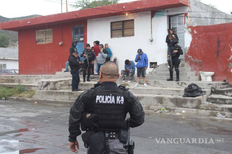 $!Expertos de la FGE inspeccionaron el inmueble en busca de pruebas, incluido el arma utilizada.