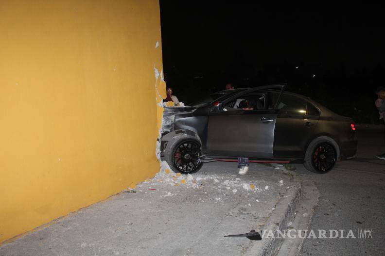 $!Elementos de Tránsito Municipal tomaron conocimiento del percance y el conductor firmó un acuerdo para responder por los daños ocasionados.
