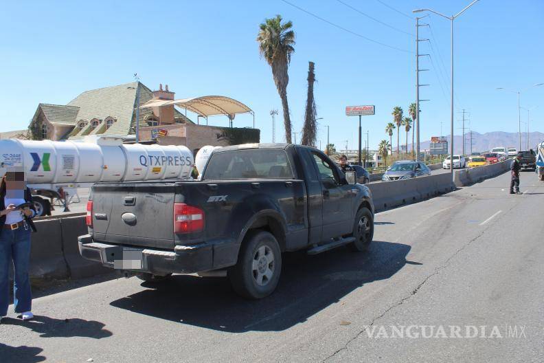 $!Una camioneta Ford Lobo también resultó con daños menores al participar en la carambola sobre el puente.