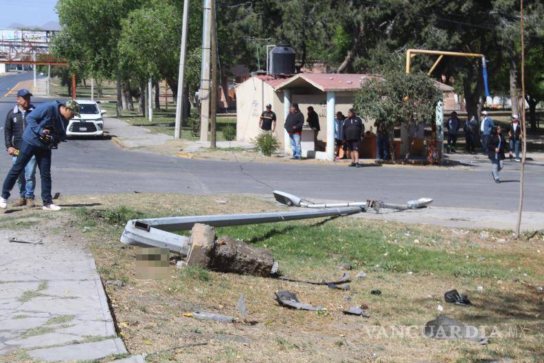 $!La luminaria caída sobre el vehículo dañó severamente el toldo, pero afortunadamente no hubo víctimas fatales.