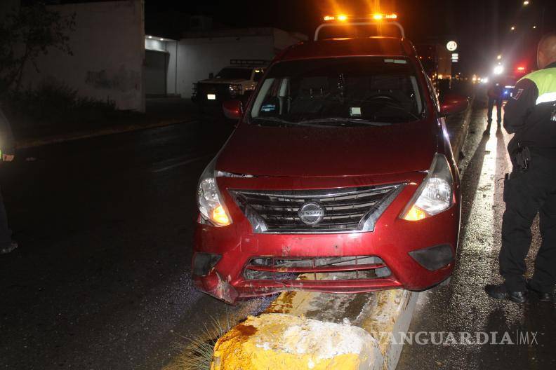 $!De acuerdo con la versión del conductor, el accidente ocurrió cuando intentaba incorporarse al carril de alta velocidad y un tractocamión estuvo a punto de impactarlo, por lo que optó por desviarse para evitar consecuencias mayores.