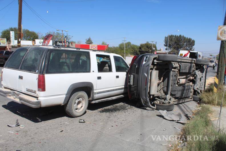 $!La camioneta Mazda terminó volcada tras ser embestida por la unidad que presuntamente se quedó sin frenos.