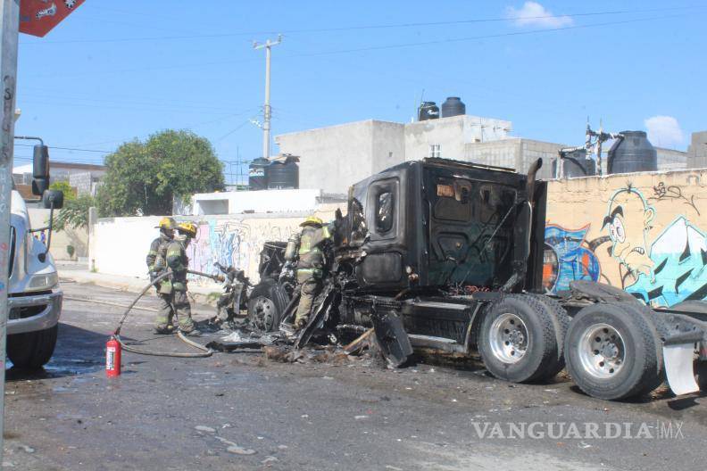$!El personal de bomberos detuvo el siniestro y evaluó los daños de casi el 80 por ciento de pérdidas.