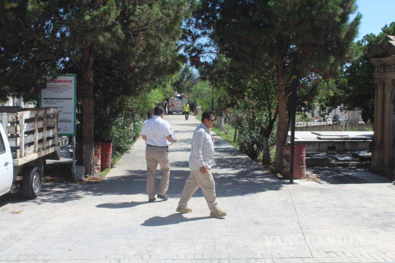 $!Autoridades de Protección Civil ordenaron la evacuación del panteón como medida preventiva, tras el ataque de los insectos registrado en la calzada Francisco I. Madero.