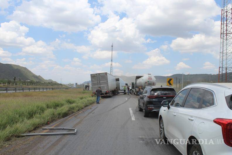 $!El accidente múltiple en el kilómetro 17 de la carretera Torreón-Saltillo afectó la circulación por más de dos horas.