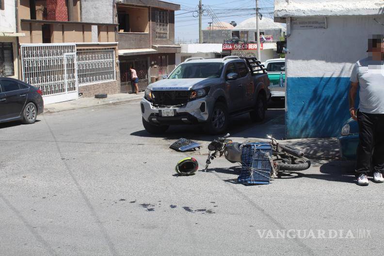 $!La camioneta Nissan Frontier no respetó el alto y colisionó con la motocicleta en la que viajaban padre e hijo.