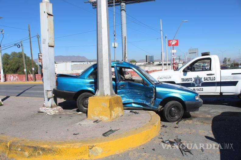 $!Ambos involucrados fueron llevados a la Clínica 2 del IMSS para descartar lesiones internas tras el aparatoso choque.