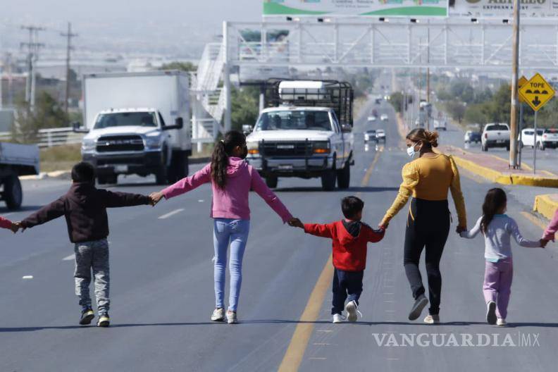 $!“Fue la suegra de una cuñada quien le hablo a la Policía, pero era solo una discusión, no hubo por qué llegar así, de esa manera, tumbando puertas y esposando gente”, expresó Lucero López.