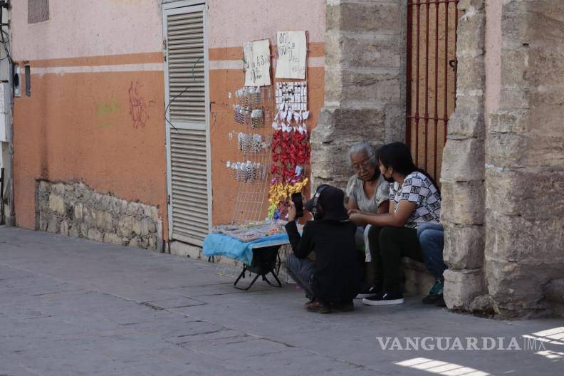 $!Desde pequeños comerciantes a grandes puestos, los comerciantes buscan vender sus productos.