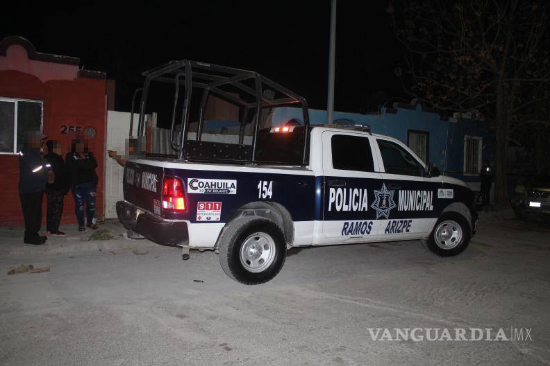$!Vecinos alertaron al 911 tras encontrar a la joven en el patio de su vivienda.