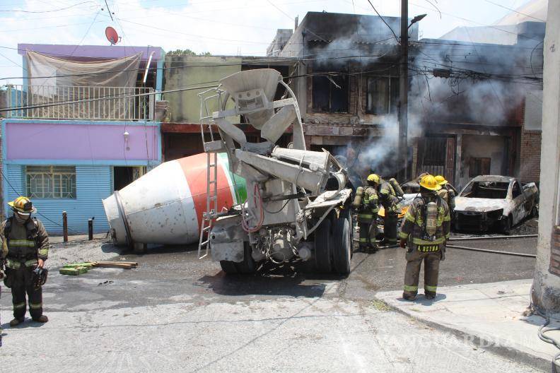 $!Elementos de Bomberos trabajan para sofocar el incendio que consumió al menos tres vehículos.