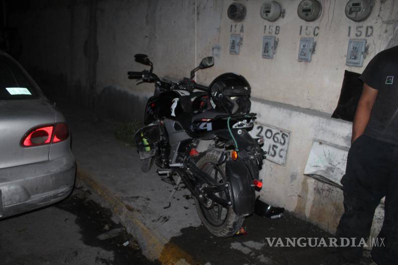 $!Paramédicos de la Cruz Roja brindaron atención a una pareja de jóvenes que resultó con lesiones de gravedad tras un accidente automovilístico ocurrido cuando una camioneta realizó maniobras de reversa en una zona urbana.