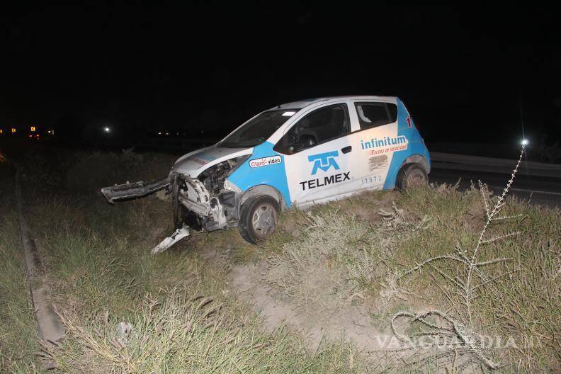 $!Una barrera metálica fue derribada durante el percance, por lo que las autoridades realizarían las diligencias para determinar los daños materiales.