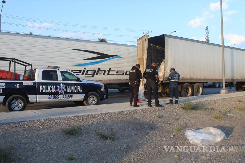 $!Oficiales de la Policía aseguraron a Raúl “N”, el conductor del camión que provocó el accidente al desplazarse a exceso de velocidad.