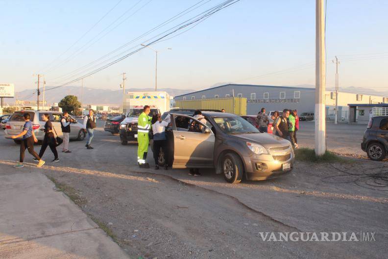 $!Los involucrados esperaron a las aseguradoras en el lugar del accidente para acordar un convenio.
