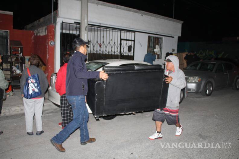 $!Varios hombres acompañaron al propietario para sacar a la señora.