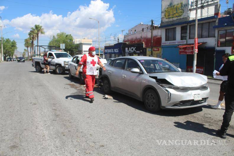 $!Paramédicos de la Cruz Roja brindaron atención médica a uno de los ocupantes del vehículo involucrado, quien posteriormente fue trasladado a un hospital para una valoración más completa.