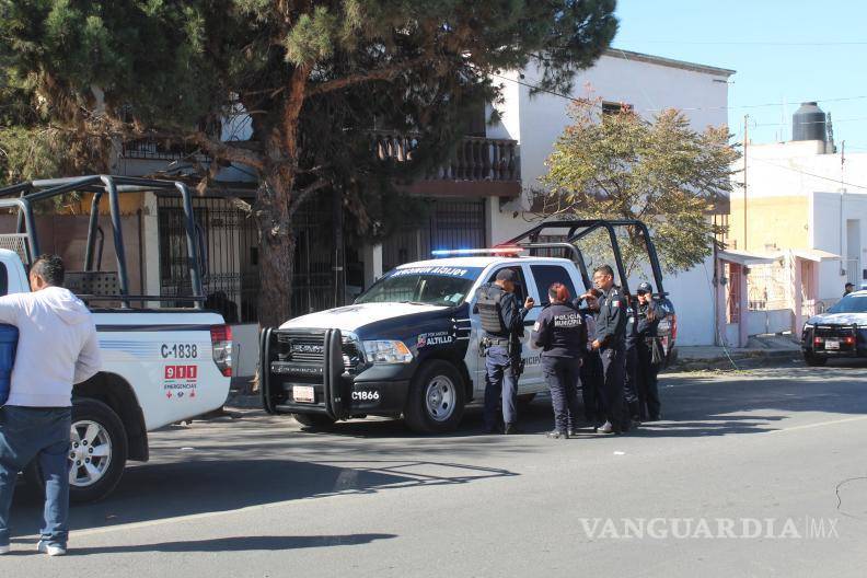 $!La detención del chofer ocurrió en plena vía pública, donde testigos señalaron un uso excesivo de la fuerza por parte de la policía.