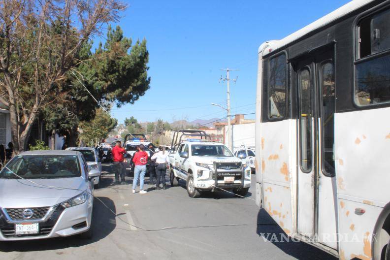 $!El accidente dejó sin luz a la zona tras la caída de un transformador de 12,000 voltios y parte del cableado eléctrico.