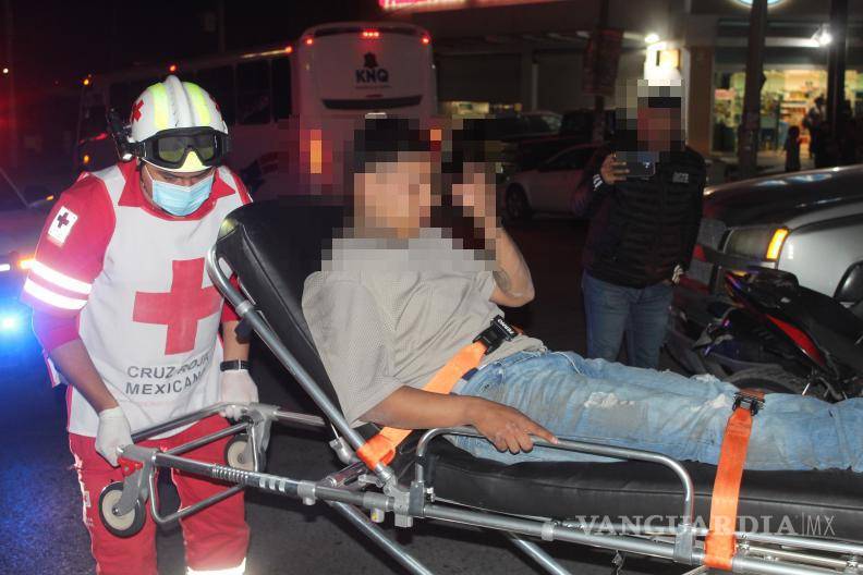 $!A pesar de las recomendaciones médicas, el motociclista decidió no ser trasladado a una clínica tras el accidente.