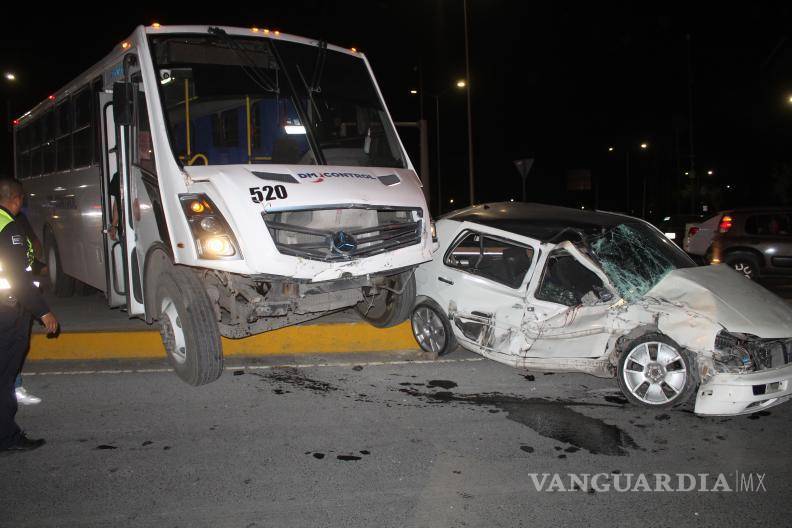 $!El Volkswagen Golf quedó destrozado tras el impacto contra el camión de transporte de personal.