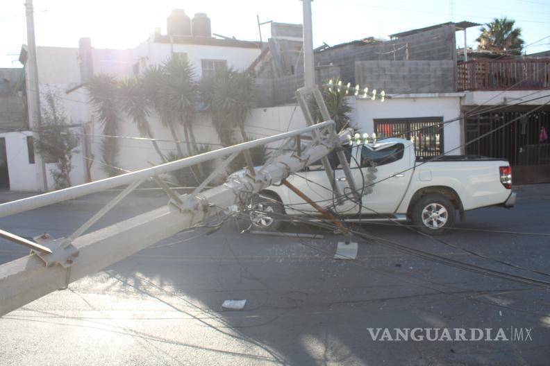 $!El accidente provocó congestionamiento vial y afectaciones al servicio de internet y televisión.