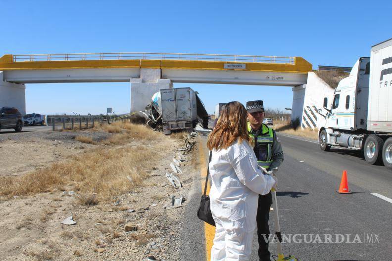 $!Autoridades federales inspeccionan el lugar del accidente mientras se llevan a cabo las labores de remolque del tráiler y la carga.