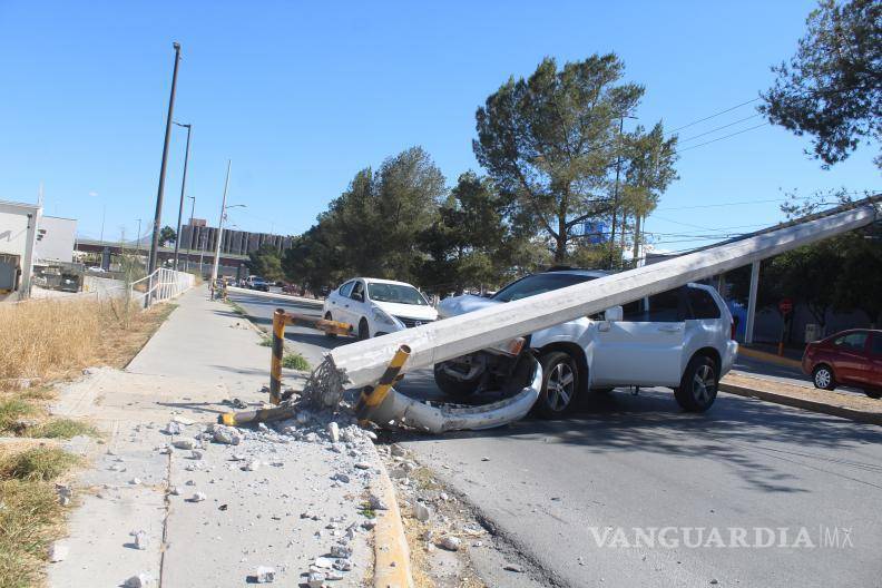 $!Elementos de seguridad y peritos de tránsito coordinando maniobras para liberar los carriles afectados.