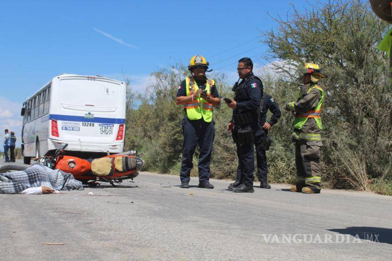 $!Paramédicos de la Cruz Roja atendieron a Ángel Antonio “N”, quien resultó gravemente herido y fue trasladado al Hospital General de Saltillo.