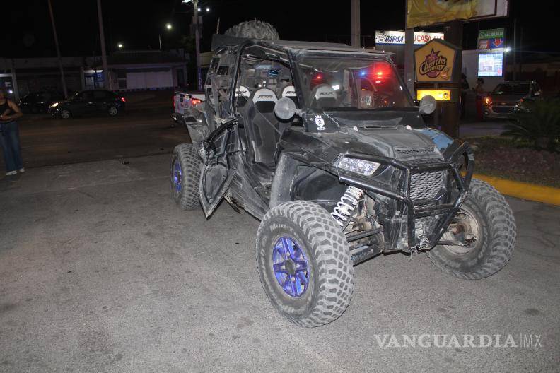 $!Elementos de seguridad municipal aseguraron al conductor señalado como probable responsable del accidente, ocurrido cuando presuntamente le quitó el derecho de paso al motociclista.