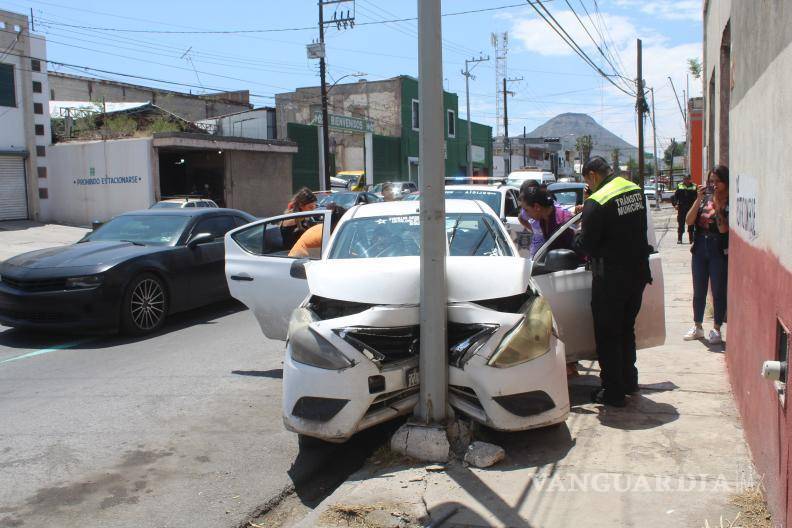 $!Las autoridades ordenaron el aseguramiento de la unidad involucrada en el accidente, mientras la aseguradora realizará la evaluación de los daños ocasionados al vehículo y al poste.