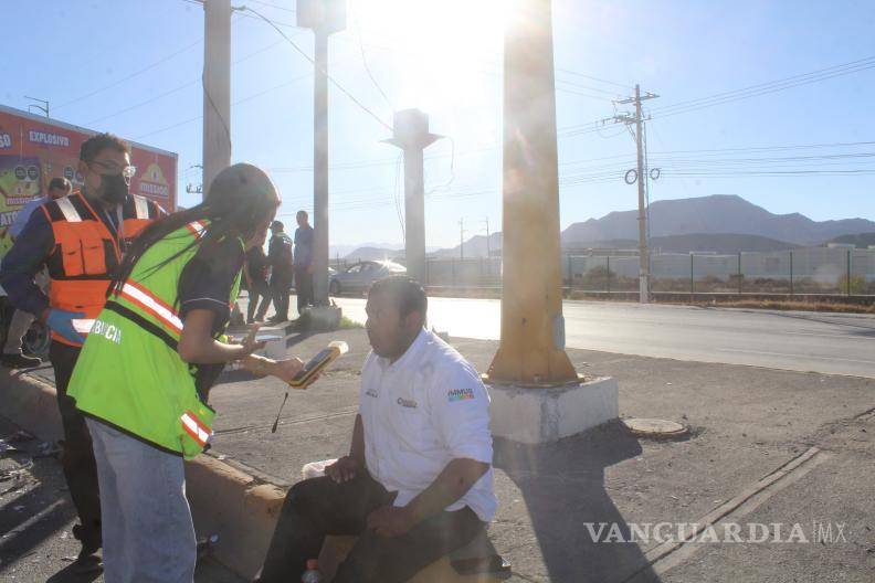 $!Elementos de la Cruz Roja y Bomberos acudieron al sitio para brindar atención médica a los lesionados, quienes posteriormente fueron trasladados a una clínica privada.