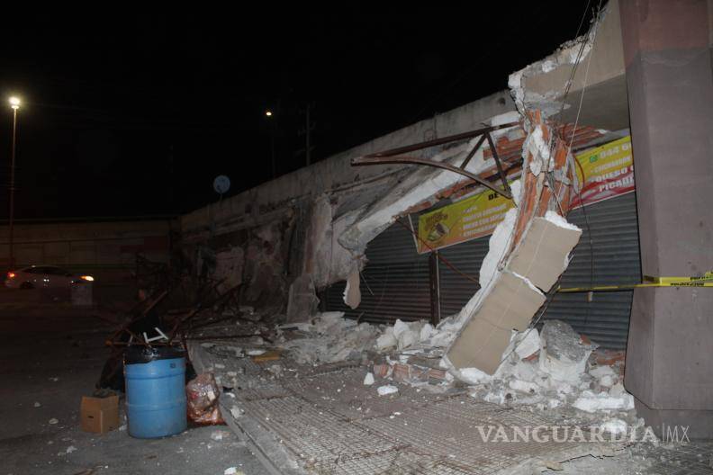 $!Cintas de seguridad impidieron el ingreso a negocios mientras se evaluaban los daños.