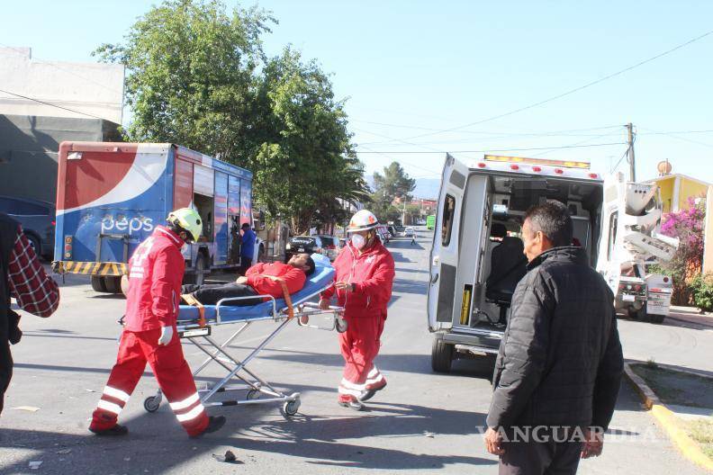$!El supervisor de seguridad privada herido fue trasladado al Hospital La Concepción para recibir atención médica tras el choque en zona centro.