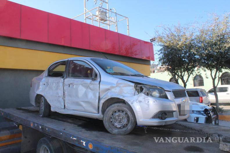 $!Elementos de Tránsito Municipal solicitaron una grúa para trasladar el vehículo siniestrado al corralón tras el peritaje.