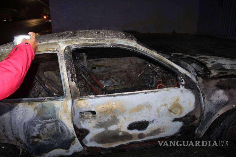 $!El Chevy consumido por las llamas fue trasladado a un corralón municipal luego de que la familia lograra escapar a tiempo del siniestro.