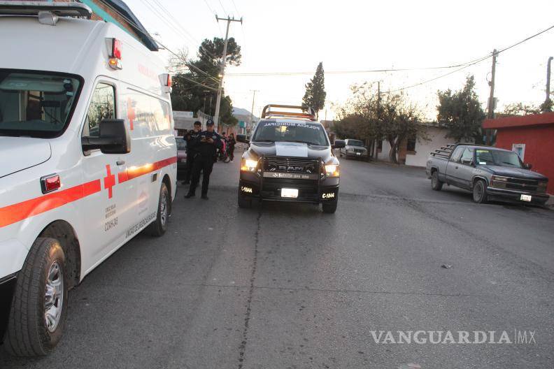 $!La motocicleta quedó destruida tras la agresión; la víctima fue trasladada al Hospital General debido a la gravedad de sus heridas.