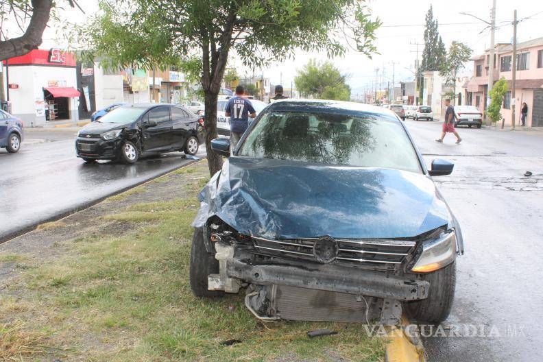 $!El Volkswagen Jetta se descontroló y terminó impactando las jardineras del camellón central del bulevar Guerrero.