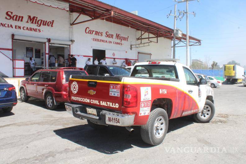 $!Bomberos y personal de Protección Civil trabajaron para sofocar el incendio de maleza que amenazaba con extenderse al Mercado de Abastos.