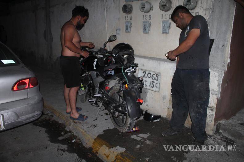 $!El percance ocurrió cuando una camioneta Dodge RAM circulaba en reversa sobre avenida Central e impactó a una motocicleta en movimiento.