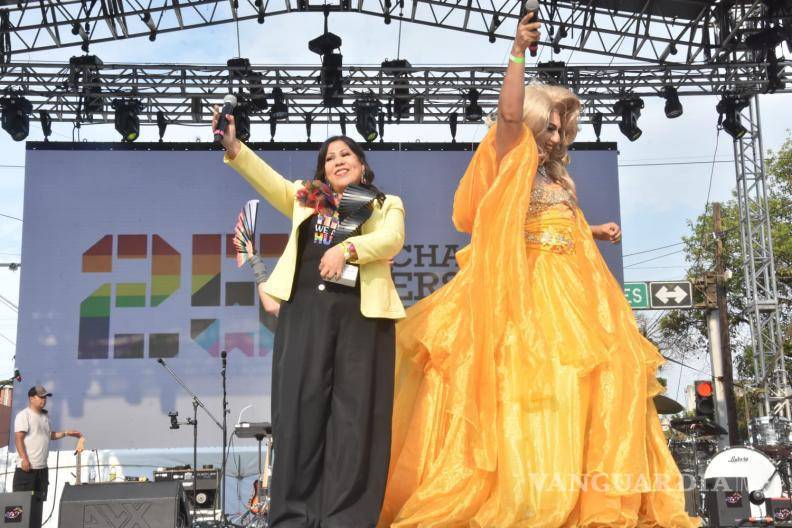 $!En el marco del 25 aniversario de la Marcha de la Diversidad en Monterrey, la corresponsal en Monterrey de Grupo VANGUARDIA, Aracely Chantaka, fue reconocida con el premio Amelio Robles.