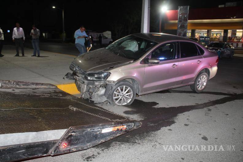$!El accidente dejó daños materiales al vehículo y a la infraestructura urbana.