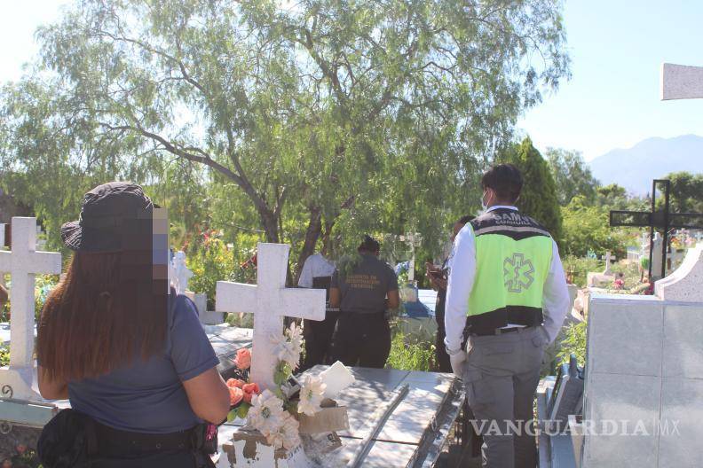 $!A un costado del cuerpo se encontró una mochila con números telefónicos.