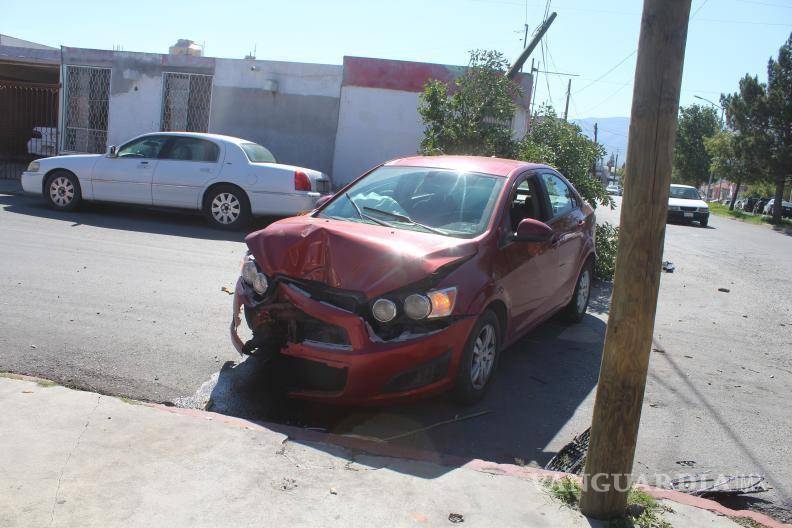 $!Autoridades aseguraron el auto tras no llegar a un acuerdo por los daños.