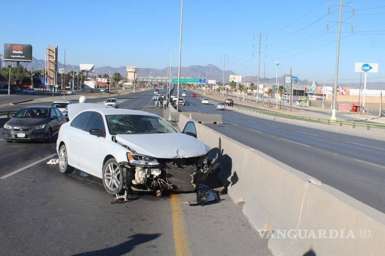 $!El Jetta sufrió daños considerables tras el impacto con el muro divisorio.