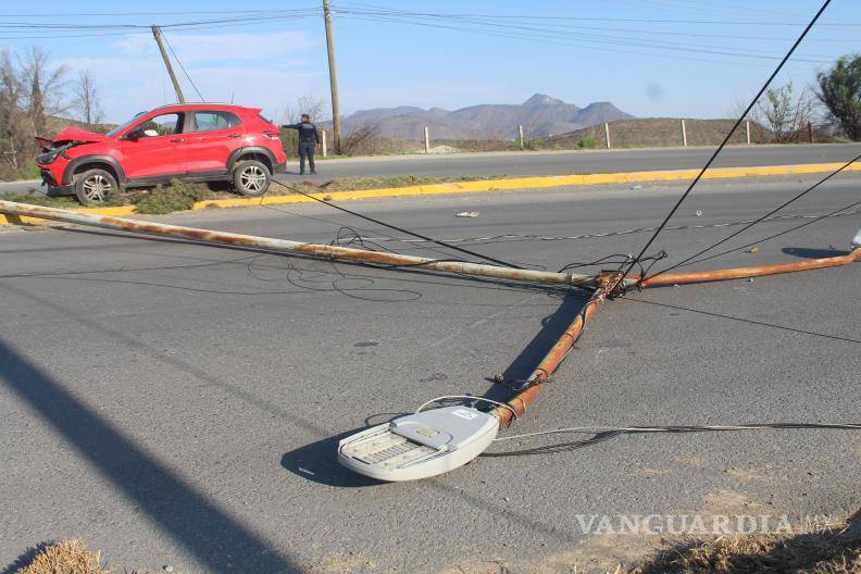 $!Una luminaria fue desprendida de su base, provocando daños al alumbrado público.