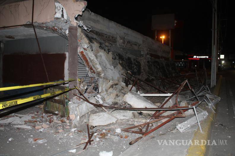 $!Cuerpos de emergencia realizaron una inspección estructural por riesgo de derrumbe.